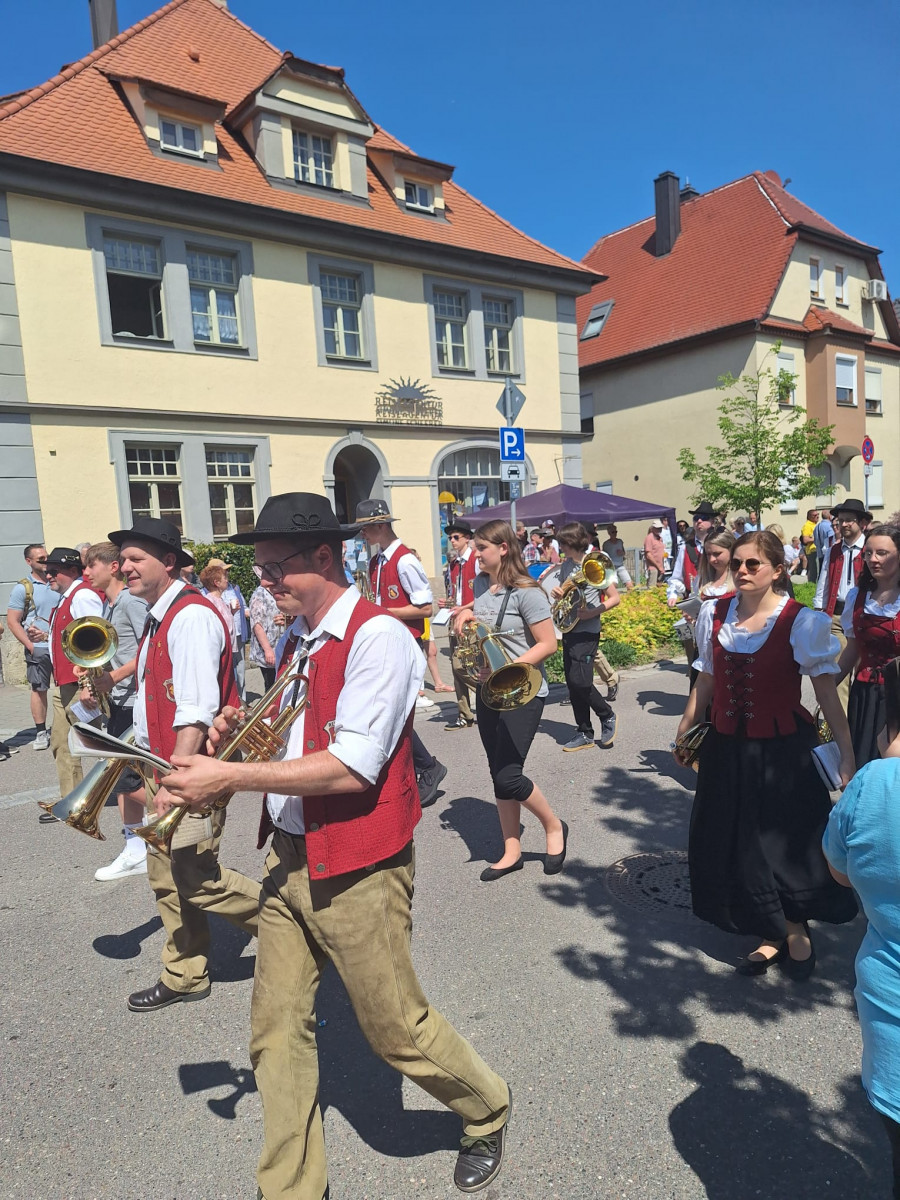 WARM-WÄRMER-UMZUG DER MAIENKÖNIGIN